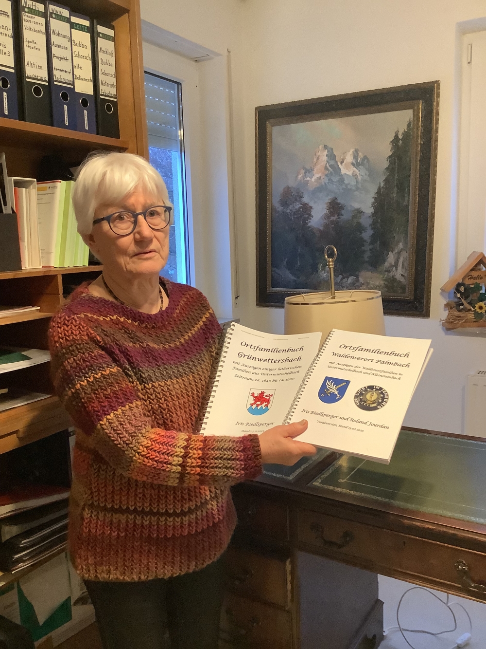 Iris Riedlsperger mit den Ortsfamilienbüchern Palmbach und Grünwettersbach