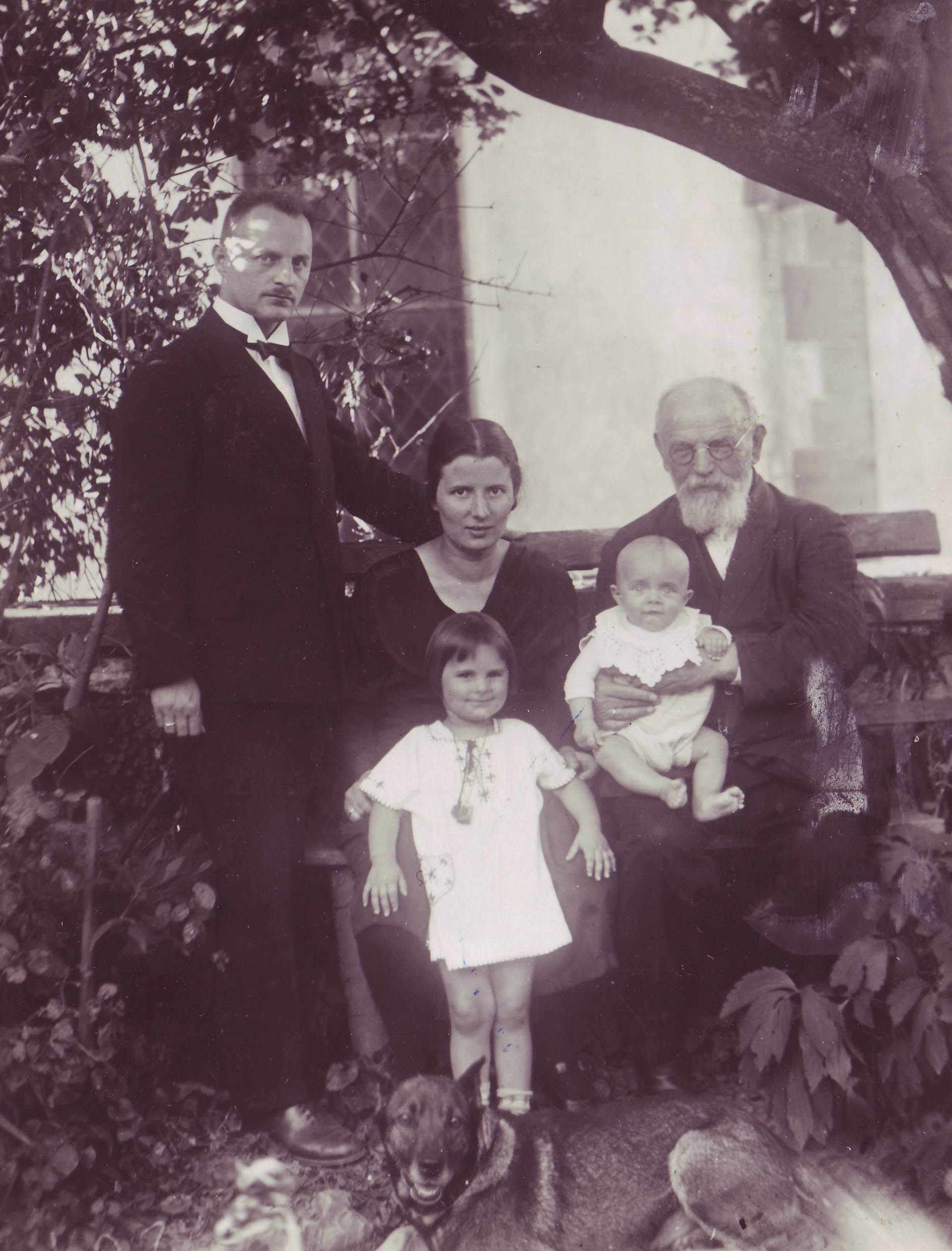 Familie Gustav Meerwein im Pfarrgarten in Nußbaum im Jahre 1929 Familie Gustav Meerwein im Pfarrgarten in Nußbaum im Jahre 1929