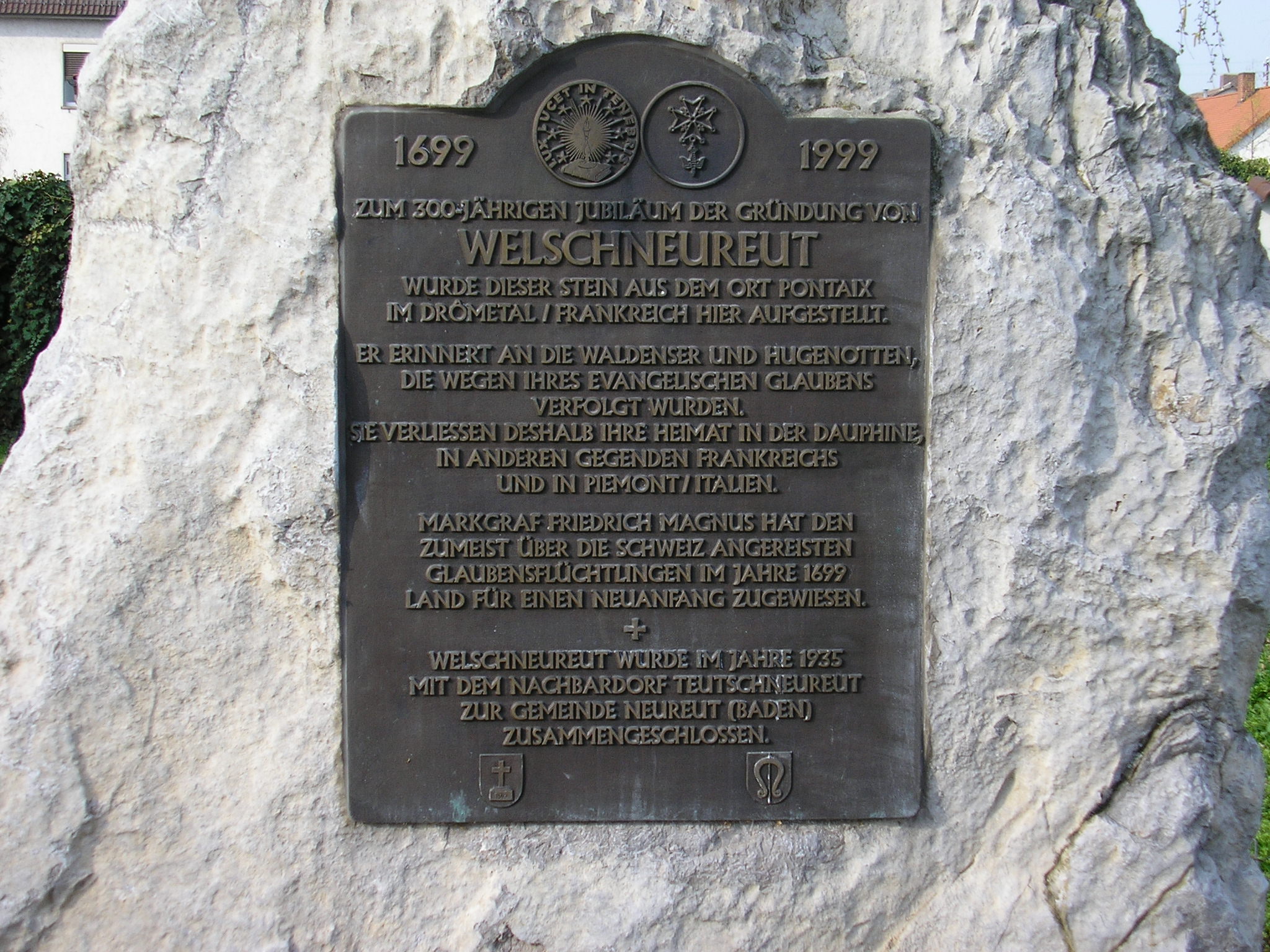 Gedenkstein mit Texttafel in Karlsruhe-Neureut