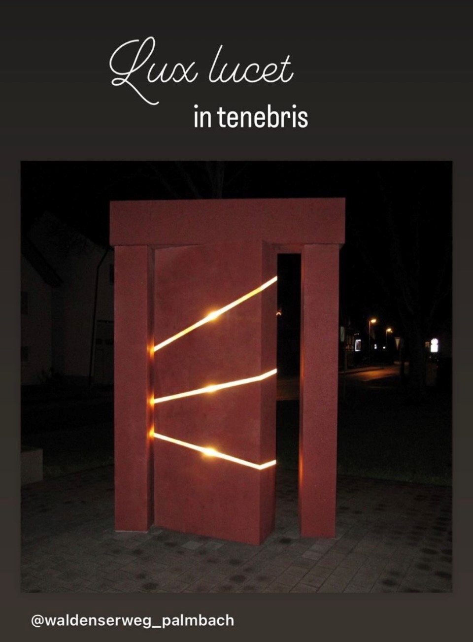 Waldenserdenkmal bei Nacht. Das Licht leuchtet in der Finsternis.